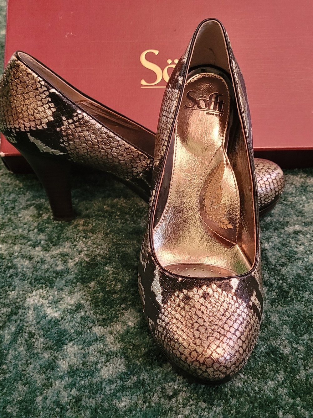 NEW Striking Sofft Golden Piton Pumps